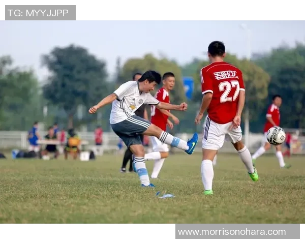 昔日足球明星重聚赛场再续友情岁月共话辉煌回忆