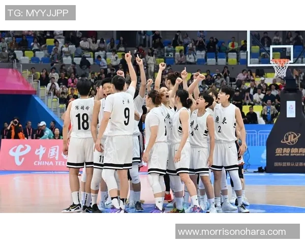 深圳篮球队在篮球团队协作排行榜中荣获第六名展现出强大团队精神与默契配合