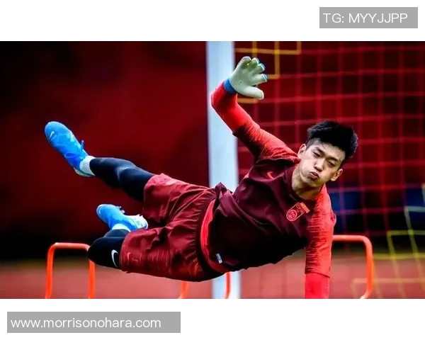 红色11号足球明星的传奇之路与辉煌成就探秘