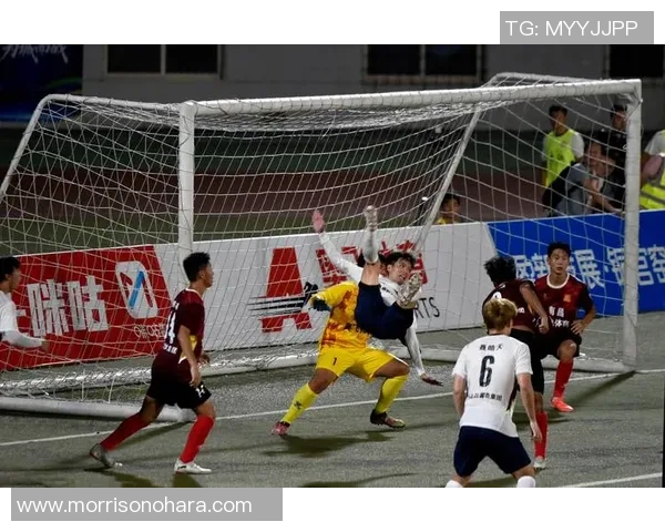 足球明星与粉丝亲密互动温馨瞬间分享头发的特别记忆