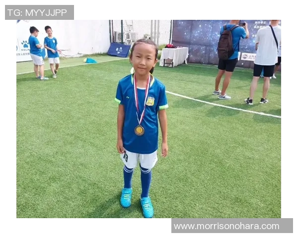 足球明星幼儿造型图片展示小朋友们的运动梦想与童趣魅力