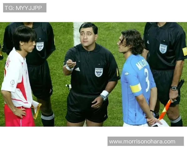 顶级足球明星在赛后怒斥裁判判罚不公引发热议与争议